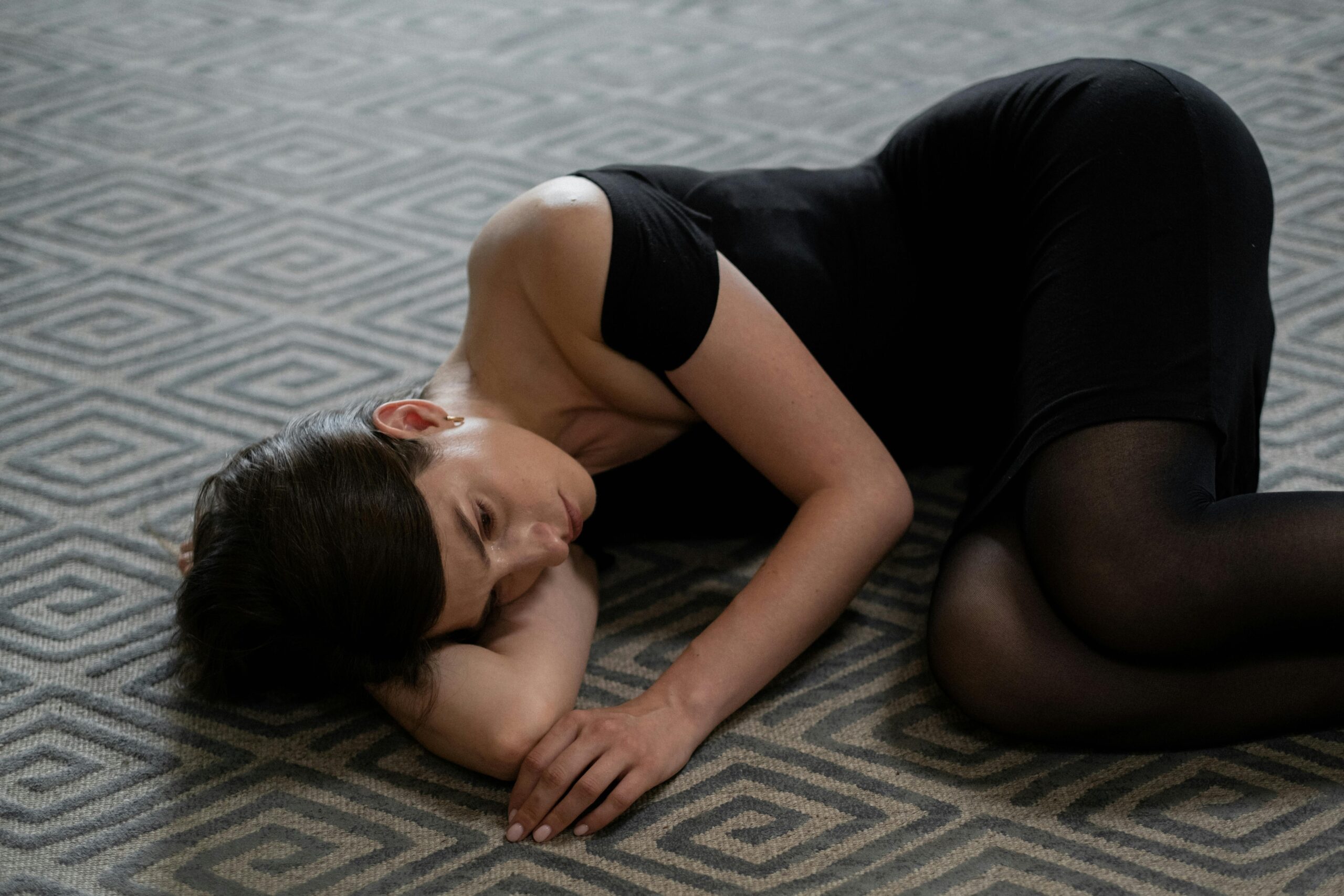 Guide illustrating simple meditation poses and durations