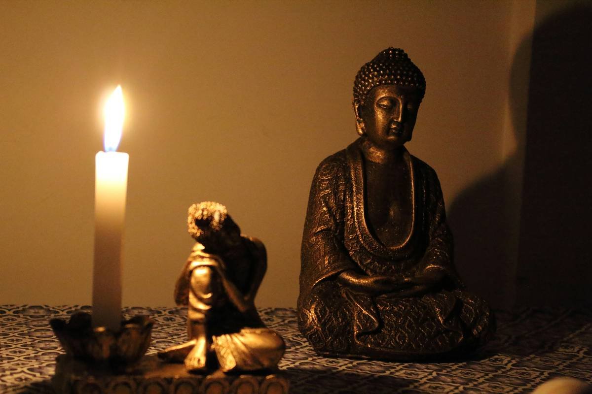 Infographic showing statistics on adult sleep issues and stress levels