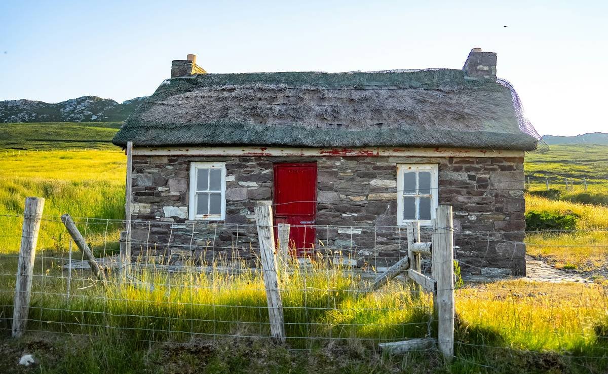 An infographic contrasting chaotic vs. simple lifestyles